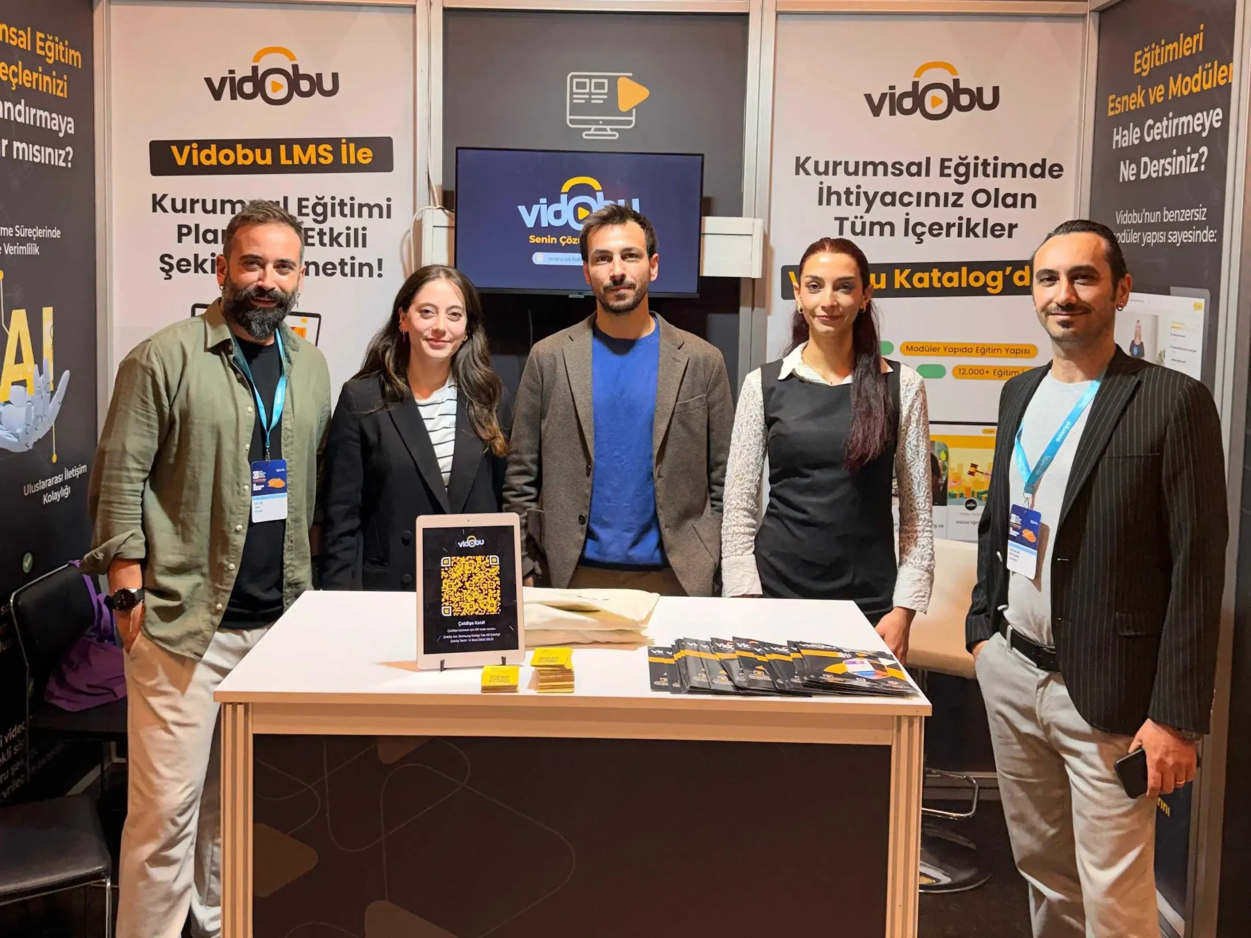 Vidobu ekibi, PERYÖN 33. İnsan Odağında Yönetim Kongresi’ndeki standında katılımcılarla buluşuyor.